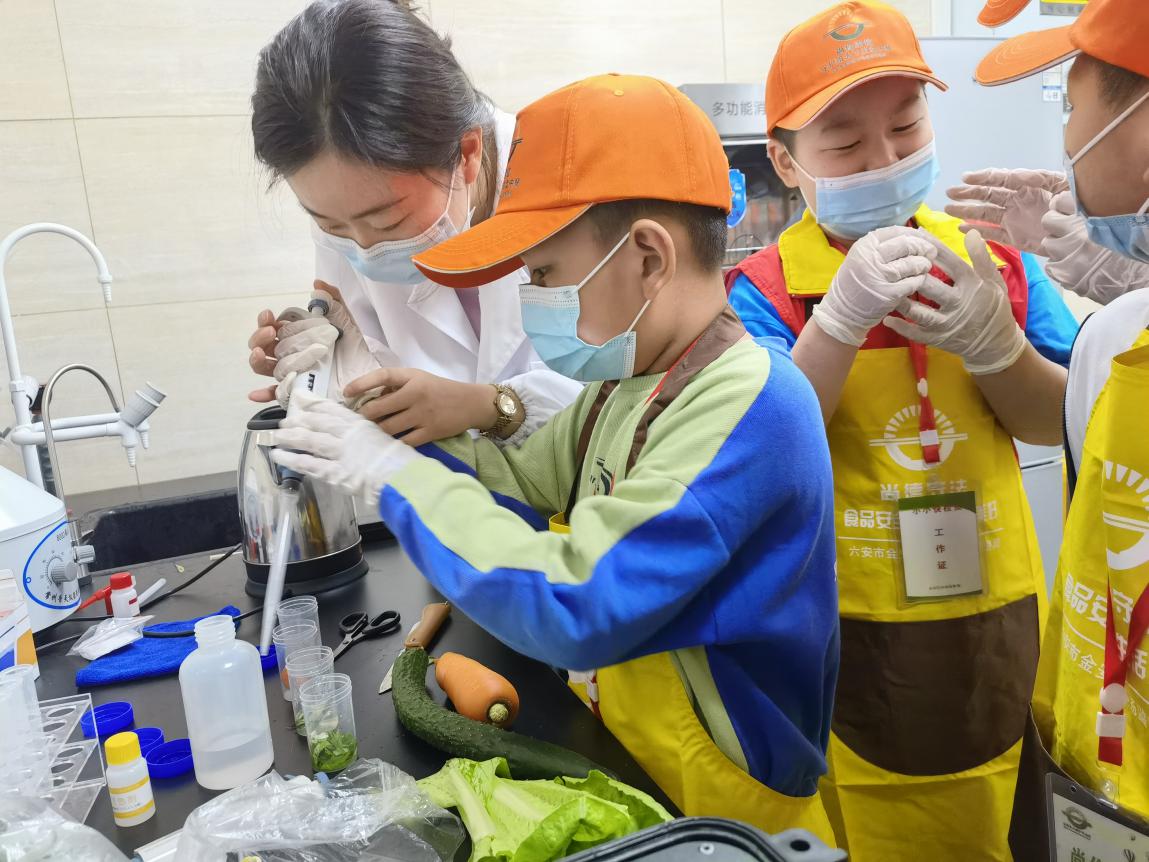  皖西日报小记者走进金安食品快检开放日活动