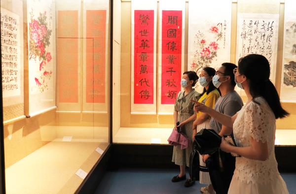 市一谷一带办组织党员参观书画摄影展