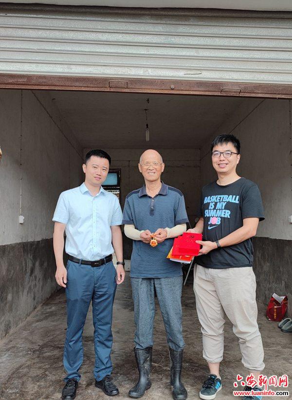 干汊河镇开展“光荣在党50年”纪念章颁发活动