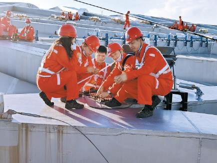 在鸟巢顶部操作如同绣花