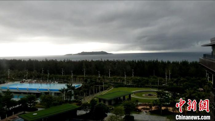 热带低压登陆海南陵水临近三亚海棠湾“秒变”风雨天