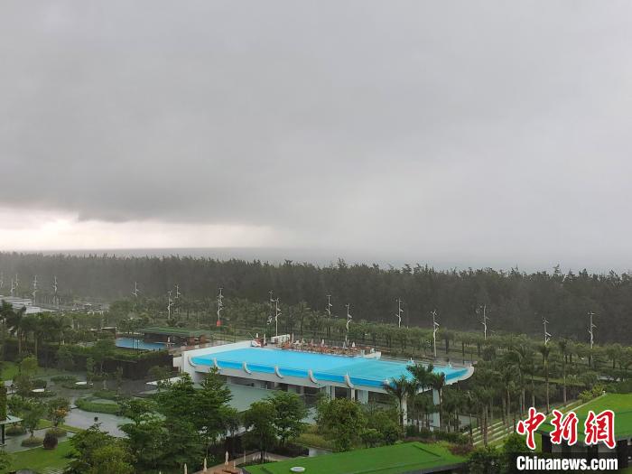 南海热带低压登陆后，蜈支洲岛隐身在雨雾中。　记者王晓斌 摄