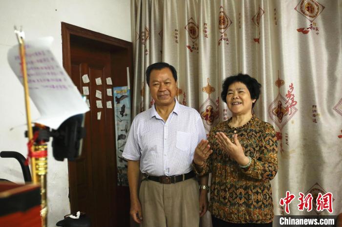 王胜才和谭荣飞夫妇在拍摄短视频。 朱柳融 摄