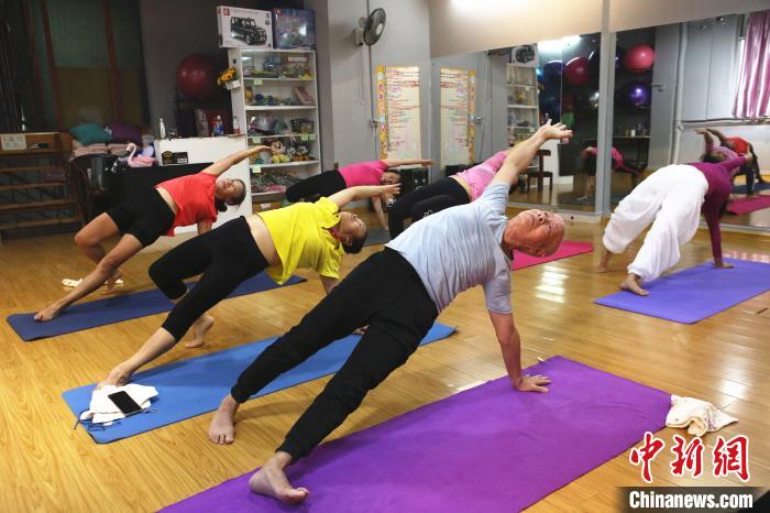 莫斯法在练习瑜伽。 朱柳融 摄