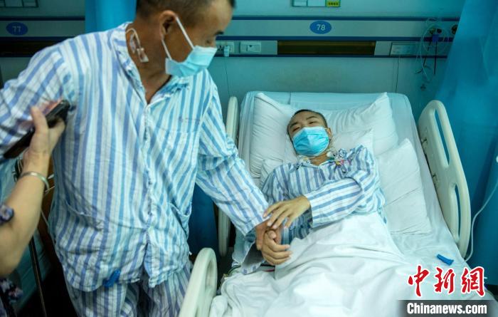 8月13日，父亲来病房看望儿子。　刘忠俊 摄