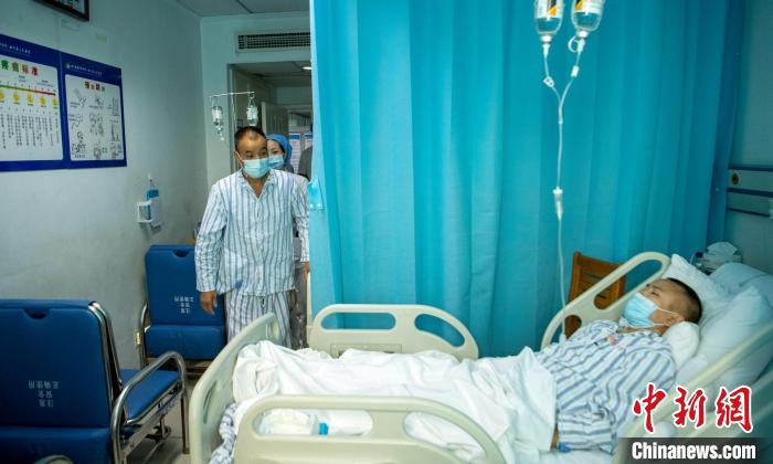 8月13日，父亲来病房看望儿子。　刘忠俊 摄