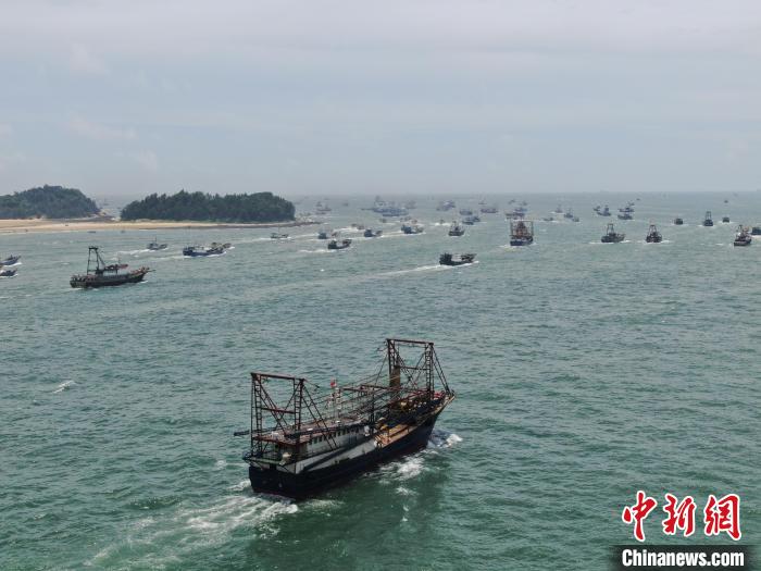 千艘渔船出海盼风调雨顺 陈楚红 摄