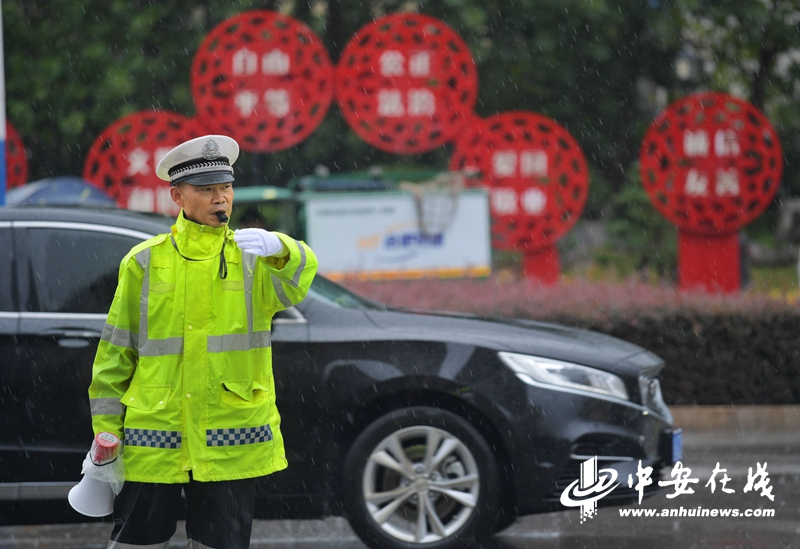 交警“喇叭哥” (1).jpg