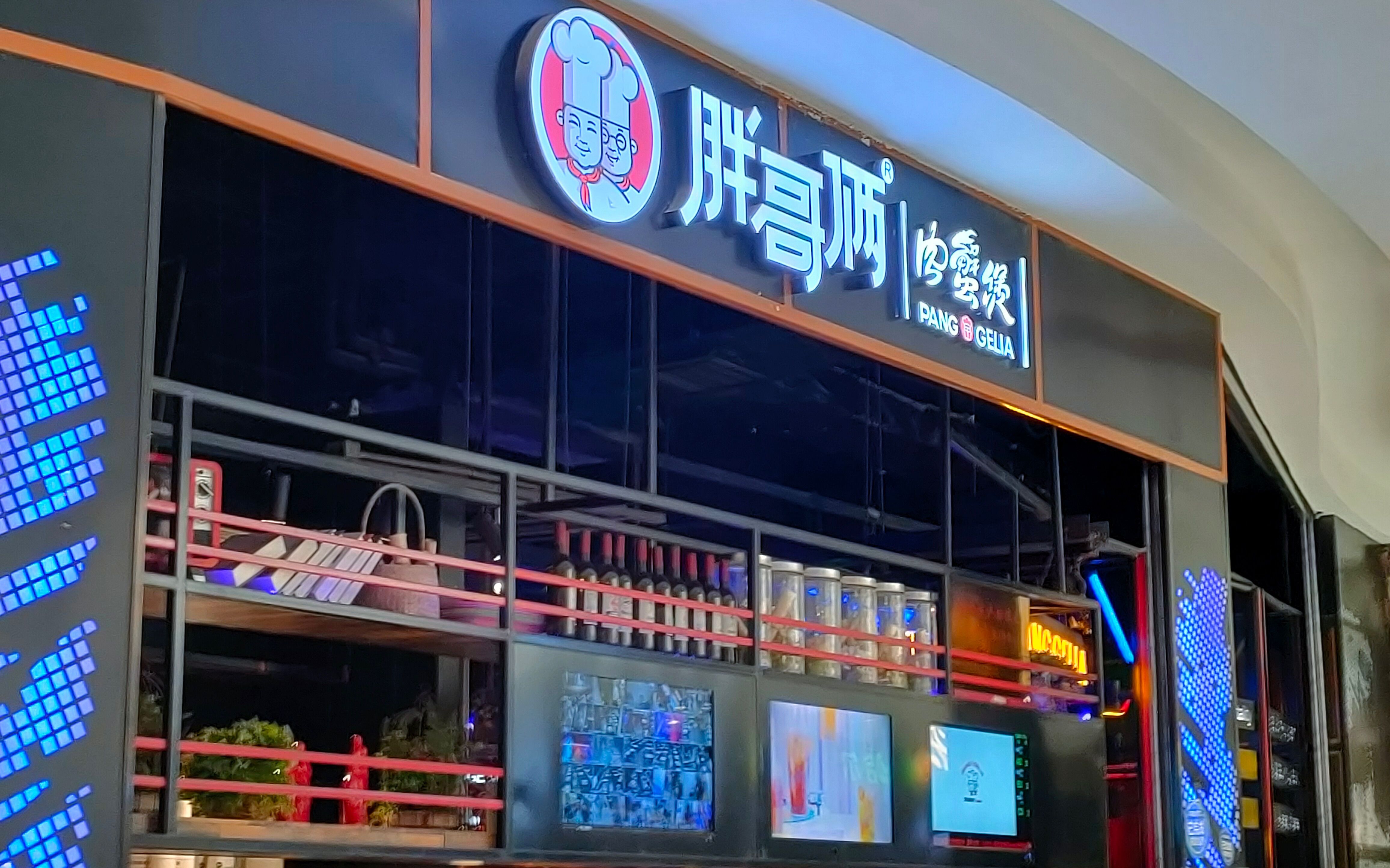 记者卧底网红餐厅：过期食材继续用，隔夜蟹当活蟹卖