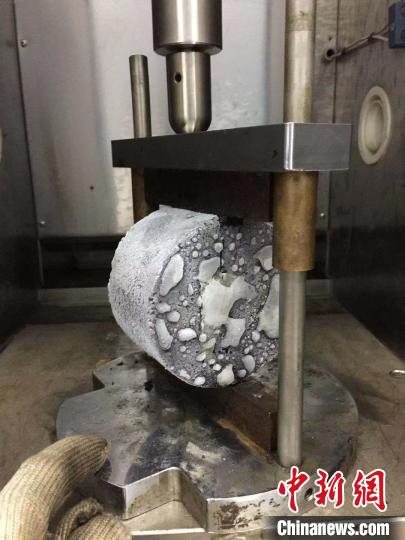 通讯:从放羊娃到博士生他的梦想是“修一条路”