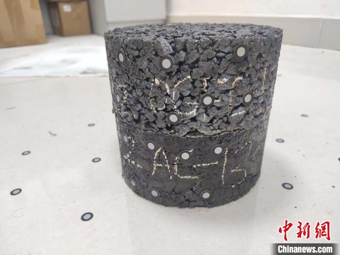 国家自然科学基金项目及雄安新区项目——沥青路面复合试件成型。 受访者供图