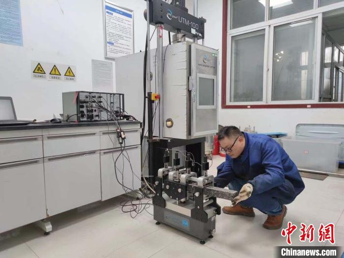 黄恒伟与团队为莫喀高铁项目进行四点弯曲疲劳试验。 受访者供图