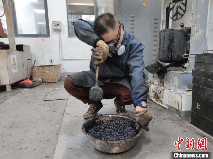 黄恒伟在实验室进行沥青混合料拌制。 受访者供图