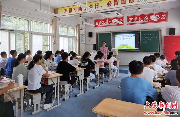 霍山漫水河镇：又到金秋开学季，漫上花开满园芳