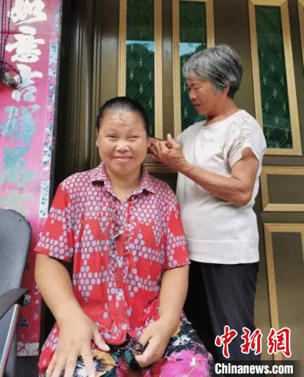 浙江温州一婆婆照料植物人儿媳17年：只要活着就照顾她