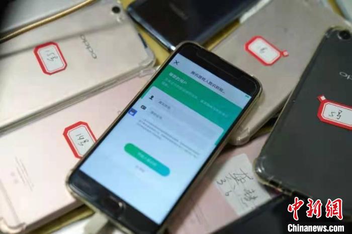 未成年人使用经过认证的账号可以轻易登录游戏界面。　南京建邺区警方供图