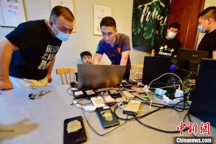 通过非法购买的个人信息，与违法所得游戏账号进行捆绑，制作合法的账号供未成年人租用。　南京建邺区警方供图