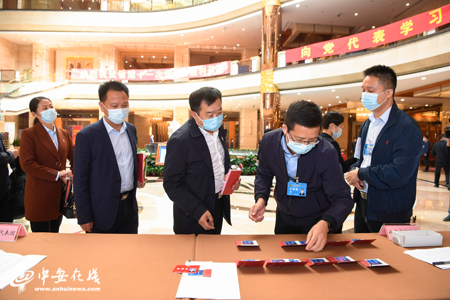 出席中国共产党安徽省第十一次代表大会的党代表陆续抵并,向大会报到。 (1).JPG