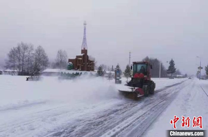 “中国最冷小镇”连续降雪两日雪深达10厘米