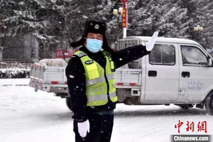 交警在道路上指挥交通。　冯宏伟 摄