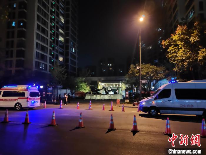 杭州无症状感染者居住小区：连夜检测核酸业主暖心助人