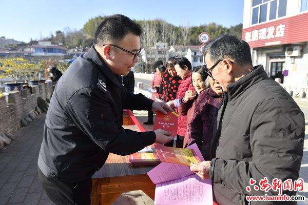 霍山漫水河镇：法治宣传进街道