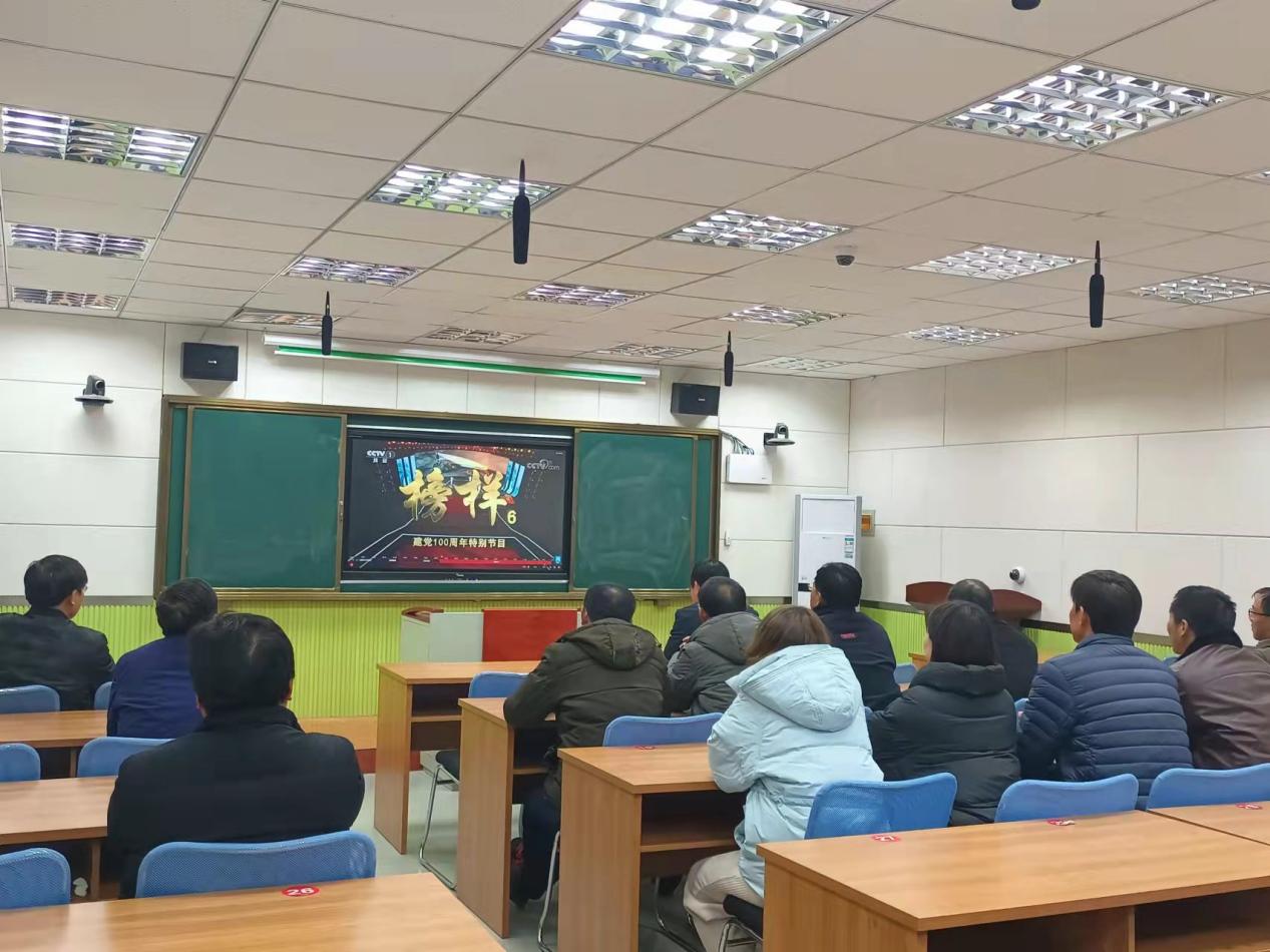 霍山县佛子岭镇中心学校组织党员教师收看《榜样6》