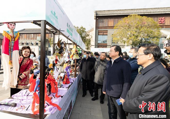 非遗木偶表演引人驻足。　扬州市人才办供图