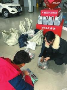 客户买车提来12万枚硬币 4S店花5个多小时才清点完