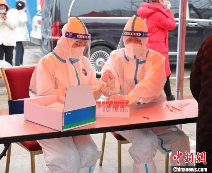 刚走过婚姻殿堂又走上抗疫现场 点赞这对小夫妻