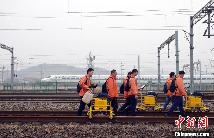 图为钢轨探伤工利用列车间隔时间检测钢轨。　王浩 摄