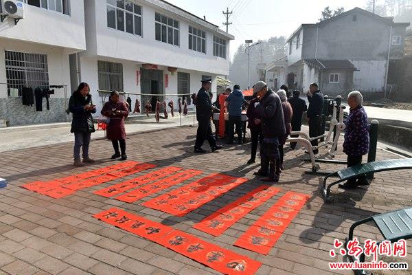六安霍山：义写春联送祝福，警民共建一家亲