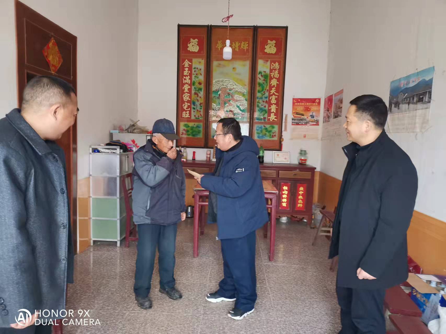 裕安区领导慰问单王乡老党员、烈属、困难群众