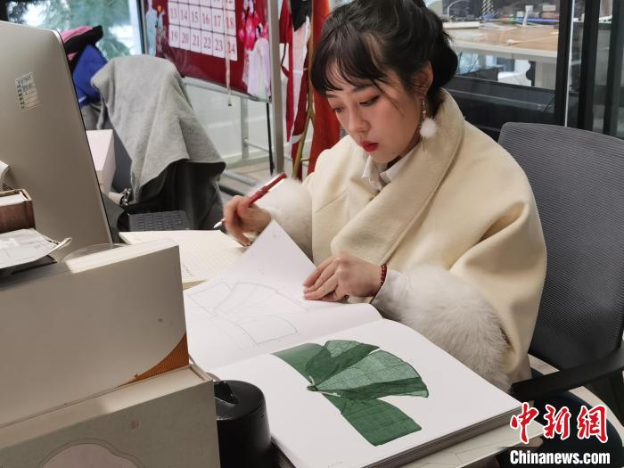 “90后”川妹子让汉服登上悉尼舞台 推出虎年主题新作品