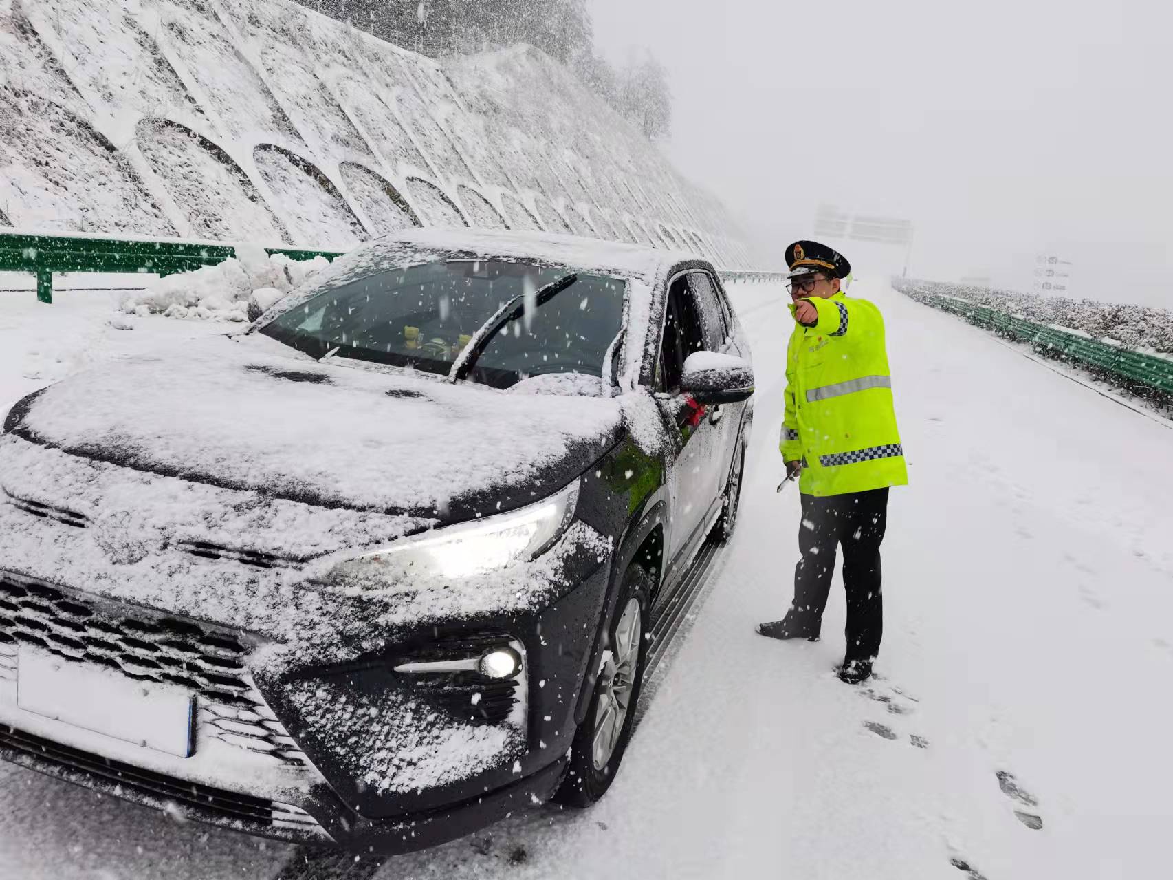 【人民至上•战雨雪】省高速公路路政支队以雪为令加大路面巡查管控