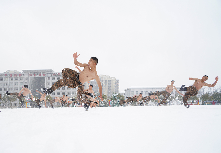 六安：虎虎生威 武警官兵雪地练硬功