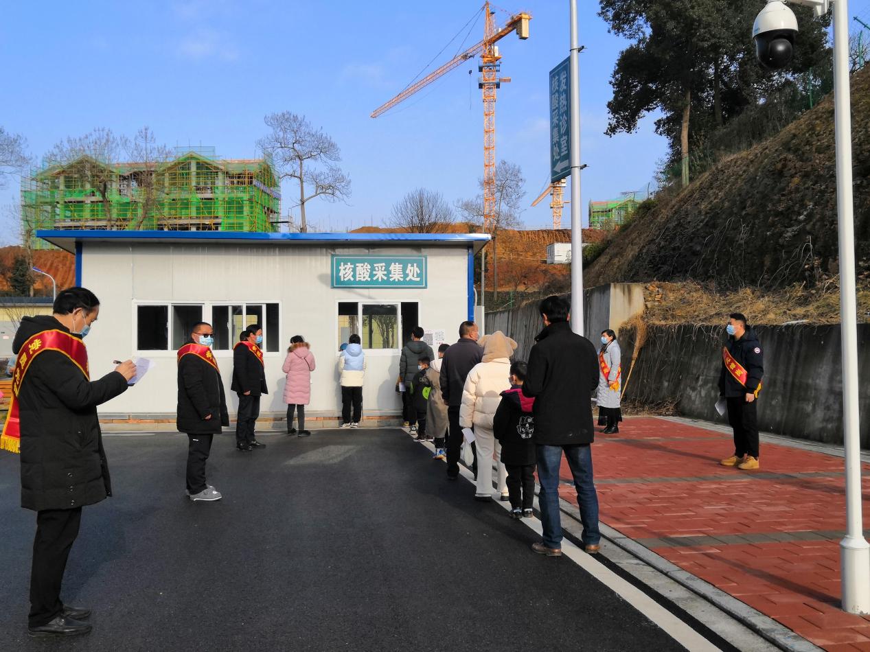 严格落实疫情防控要求  多措并举筑牢校园防线