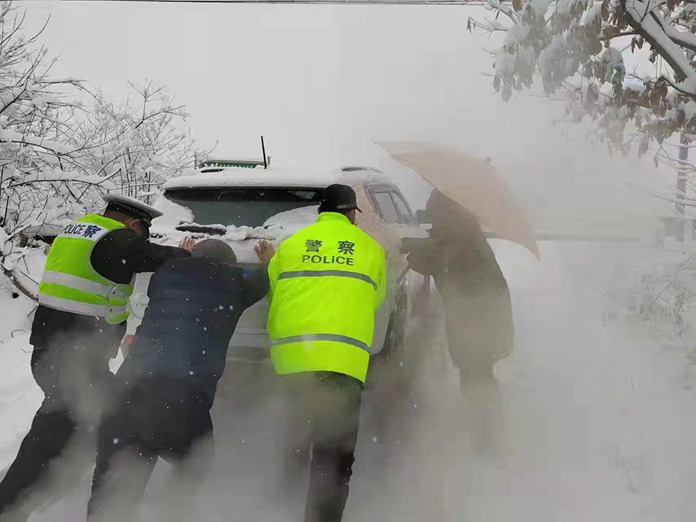 冰雪之路 温暖如初——交警迎寒而上保畅通