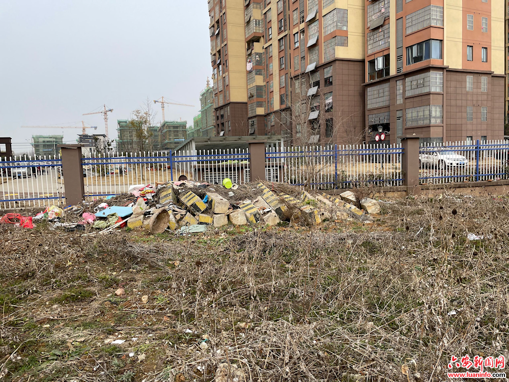 主城区公共环境卫生死角依然存在