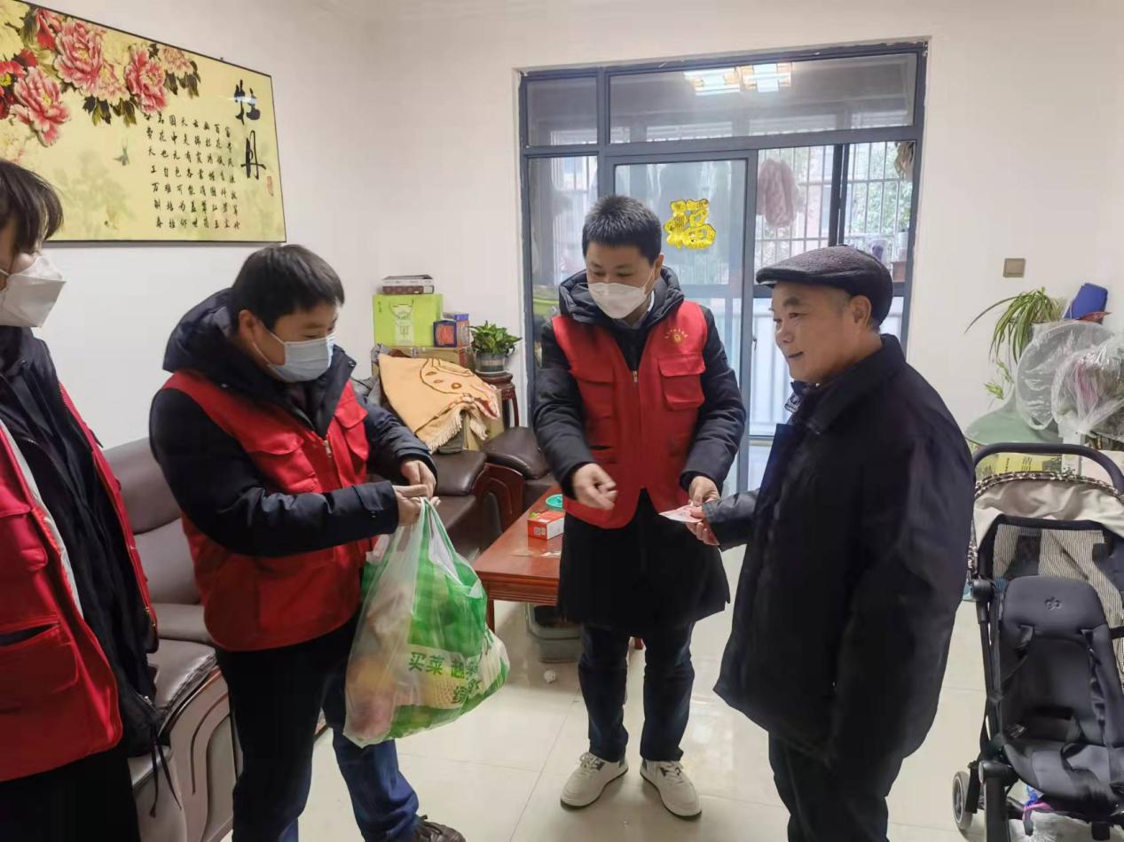 平桥乡高店社区“以人民为中心的发展思想”之“情系退休职工 传递温暖情怀”走访活动