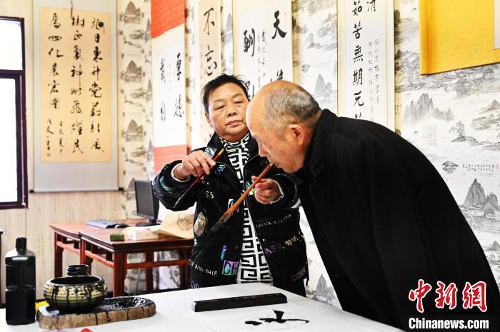 妻子照顾无臂丈夫38年 共用双手点亮人生