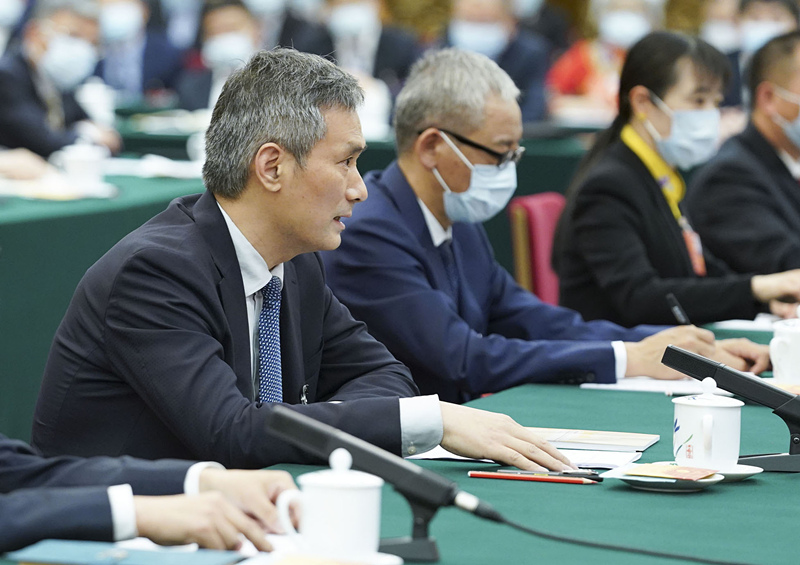 2020年5月24日,全国人大代表罗杰(左一)参加湖北代表团的审议并发言。