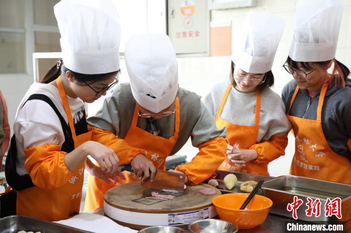 学生在体验劳动教育课程。　浙江农林大学后勤服务中心提供