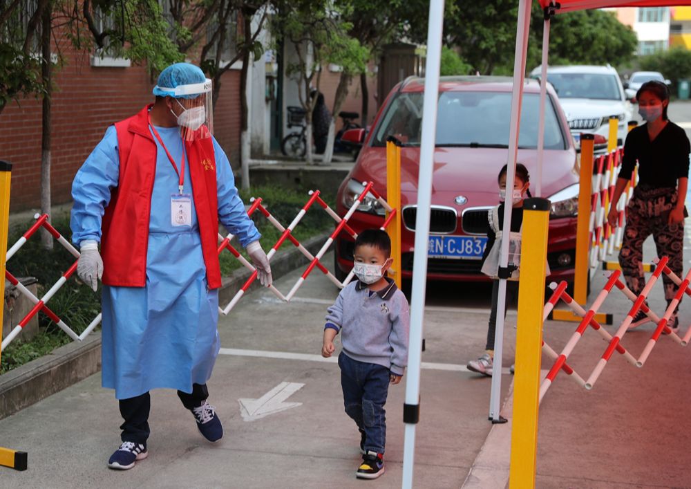 停营商户 变身志愿者