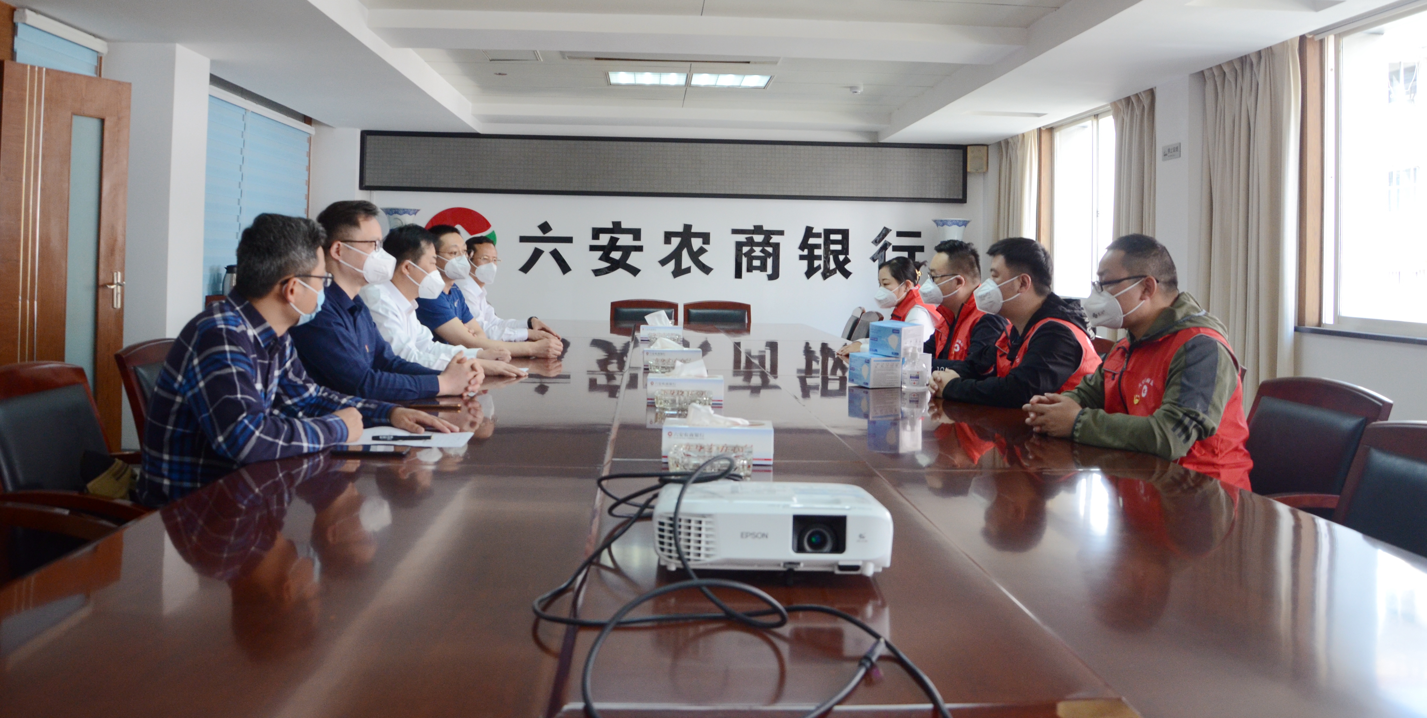 六安农商银行：党旗飘扬疫情防控第一线