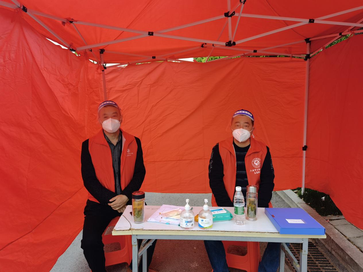 身披红色战甲 他们逆行“疫”线