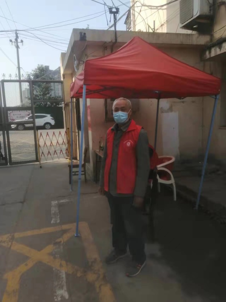 疫情防控父子兵 志愿服务献爱心