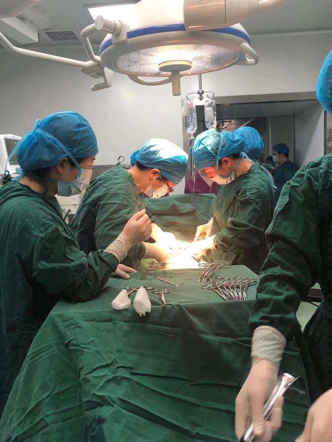 一种新的术式——剖宫产术中这样剔除子宫肌瘤出血少