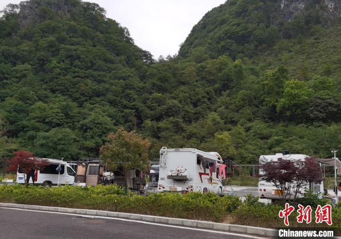 图为贵州平塘天空之桥服务区的房车营地。　周燕玲 摄