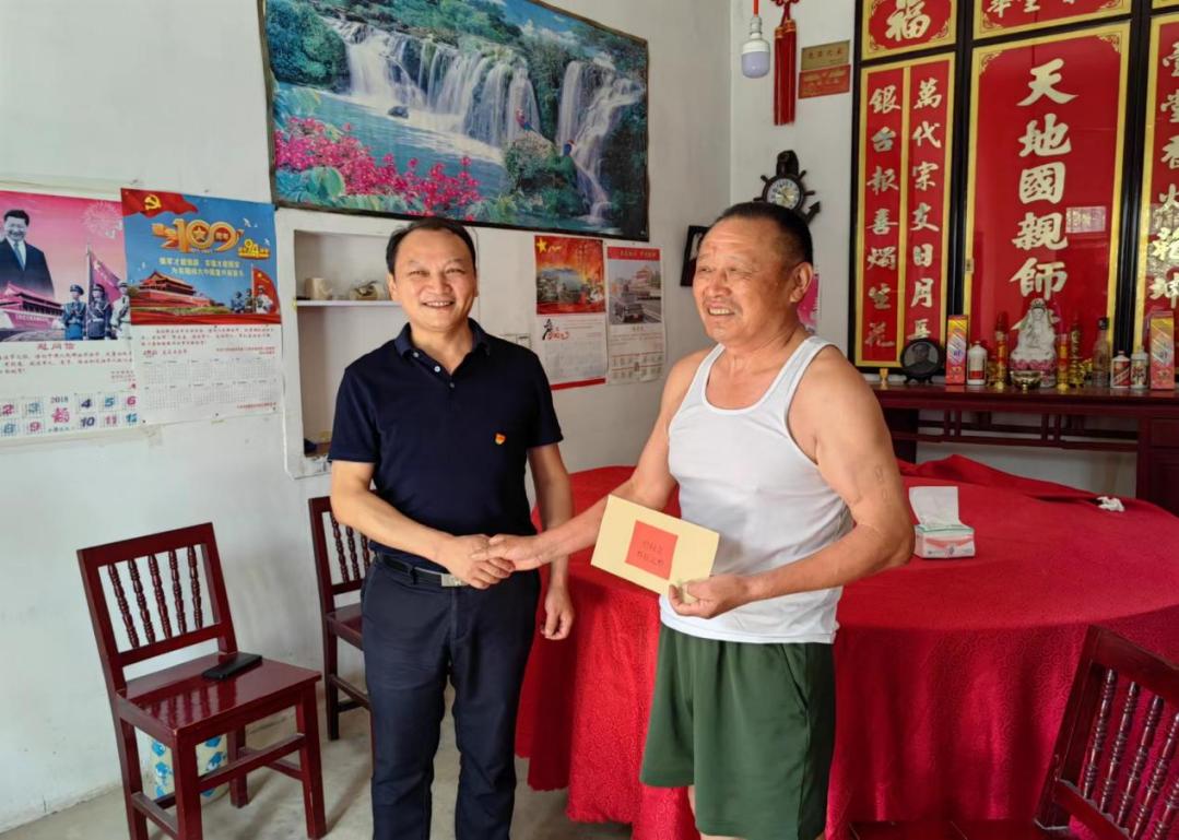 裕安区重点工程处赴选派帮扶村走访慰问困难党员